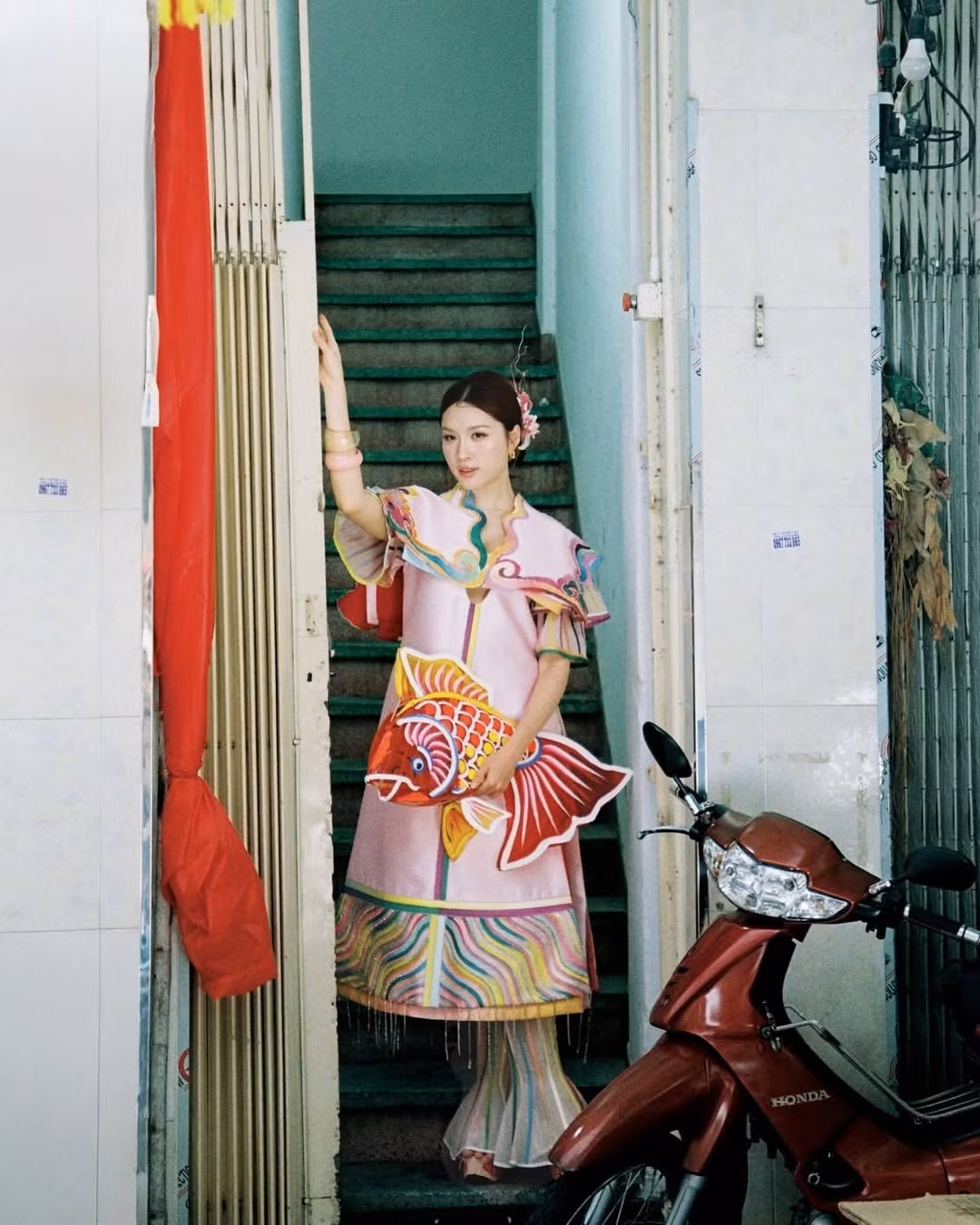 Nụ cười rạng rỡ, ánh mắt trong veo cùng cách tạo dáng tự nhiên đã giúp cô ghi điểm tuyệt đối trong lòng công chúng.