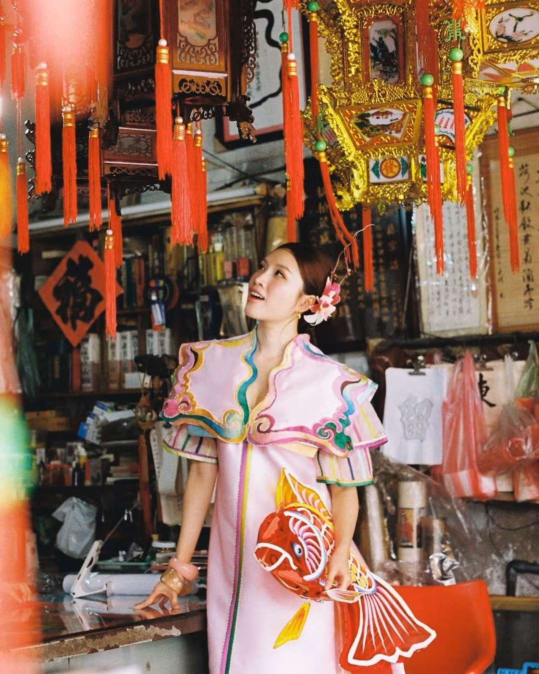 Trong bộ ảnh, Thanh Thanh Huyền xuất hiện với trang phục áo dài cách tân hoặc những bộ cánh nhẹ nhàng, tinh tế, phù hợp với không gian cổ kính, rực rỡ sắc màu của khu phố người Hoa.