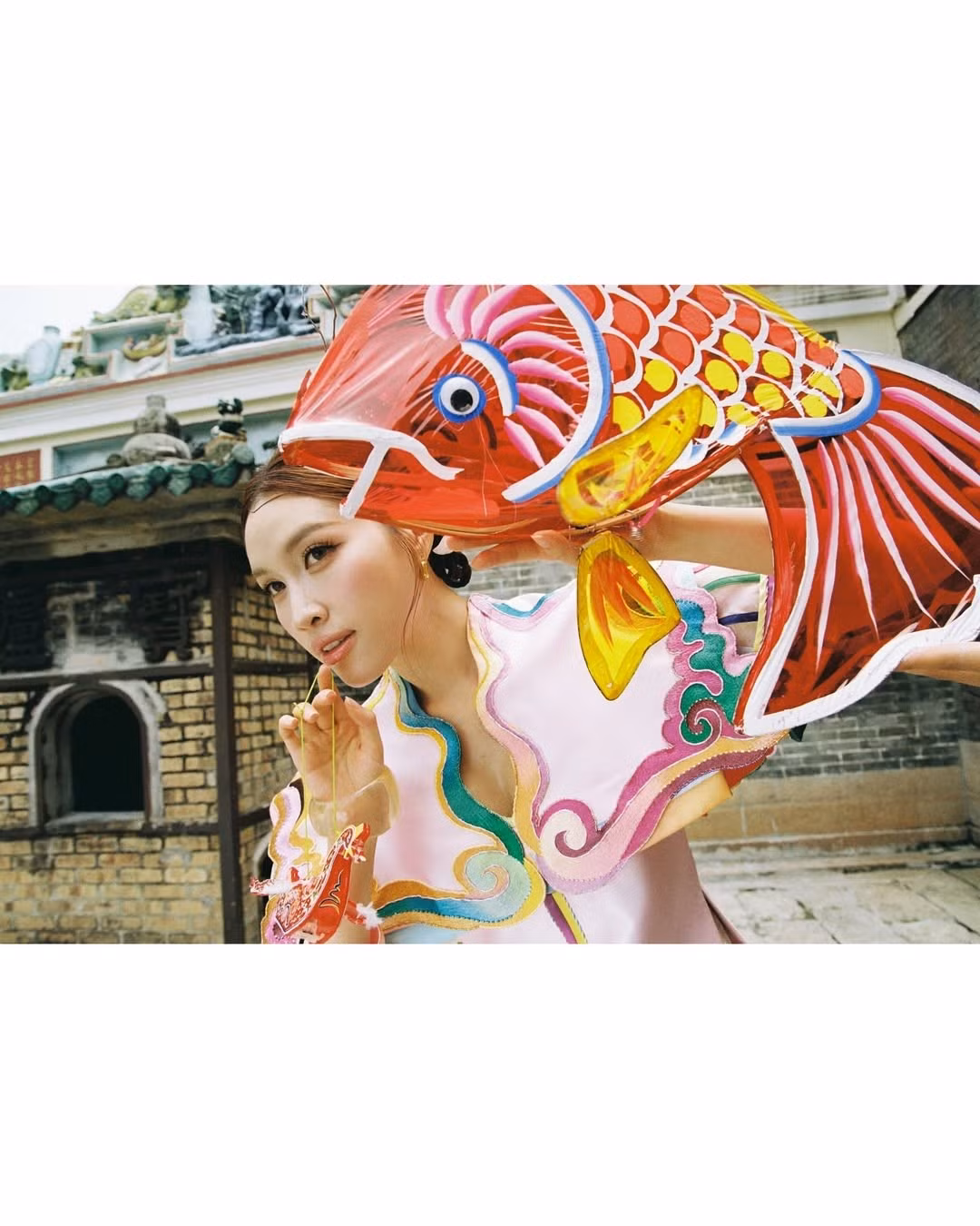 Giữa những dãy đèn lồng lung linh, nữ MC không chỉ toát lên vẻ đẹp thanh thoát mà còn hòa mình một cách tự nhiên vào không khí ấm áp, hoài niệm của mùa trăng rằm.