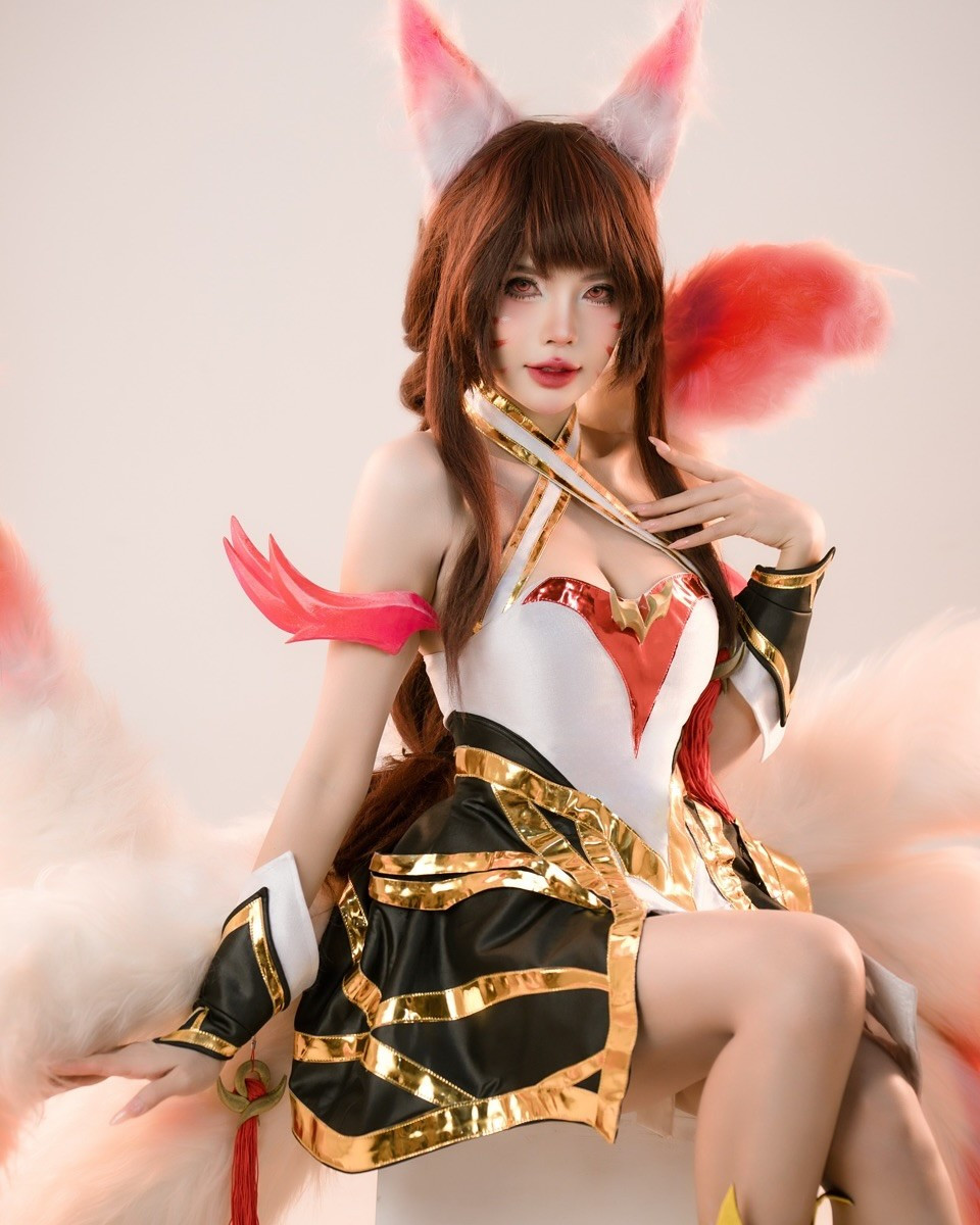 Với mái tóc nâu bồng bềnh, đôi mắt được trang điểm sắc sảo cùng cặp kính áp tròng màu đỏ rực, cô toát lên vẻ đẹp vừa ngây thơ, vừa kiêu kỳ, bí ẩn nhưng cũng đầy mê hoặc.