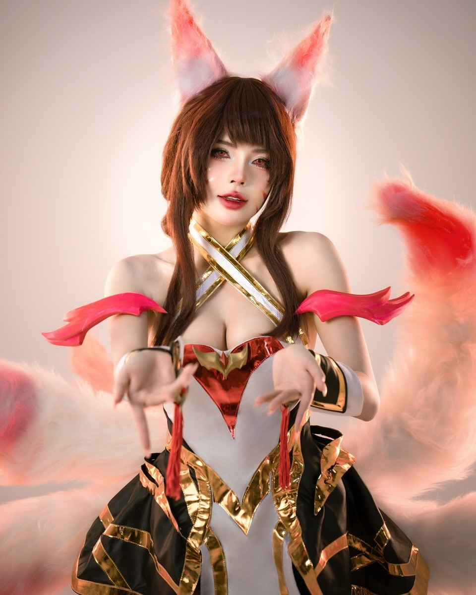 Nữ MC cũng thể hiện khả năng tạo dáng chuyên nghiệp qua nhiều tư thế, từ quyến rũ, e ấp (như ảnh đưa tay lên cằm) đến chủ động, ma mị (như các ảnh đưa tay về phía trước hay tạo dáng quỳ).