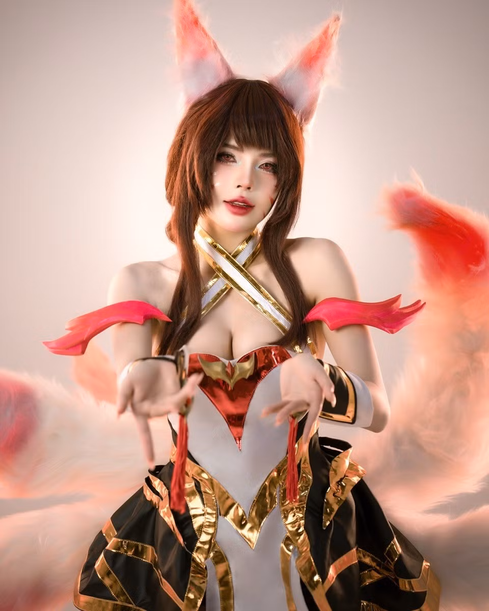 Nữ MC cũng thể hiện khả năng tạo dáng chuyên nghiệp qua nhiều tư thế, từ quyến rũ, e ấp (như ảnh đưa tay lên cằm) đến chủ động, ma mị (như các ảnh đưa tay về phía trước hay tạo dáng quỳ).