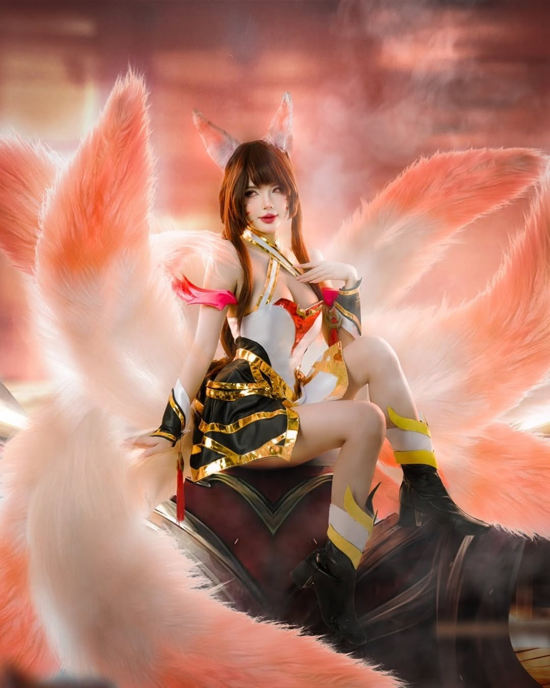 Không chỉ đầu tư về trang phục, Mai Dora còn chinh phục người xem bằng thần thái "chuẩn" hồ ly.