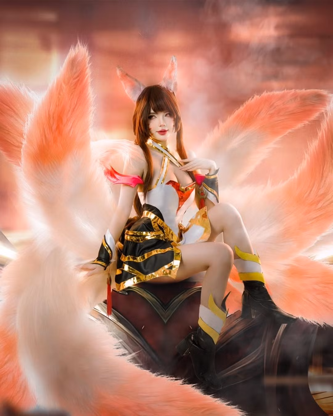 Không chỉ đầu tư về trang phục, Mai Dora còn chinh phục người xem bằng thần thái "chuẩn" hồ ly.