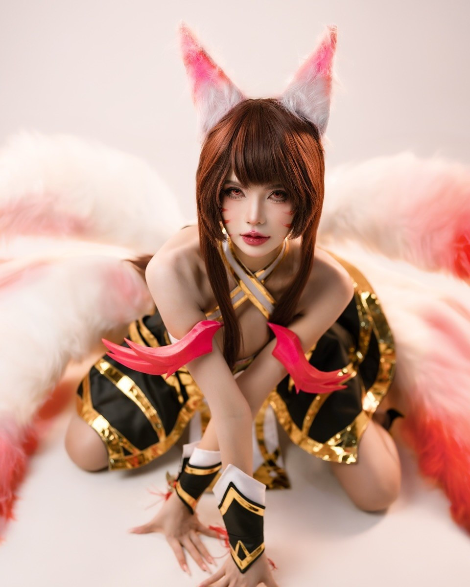 Trong loạt ảnh, Mai Dora gây ấn tượng mạnh mẽ với trang phục được đầu tư kỹ lưỡng đến từng chi tiết. Cô diện một bộ cánh cách điệu, kết hợp các tông màu trắng, đen, đỏ và vàng đồng, khéo léo khoe trọn đường cong cơ thể và vòng một gợi cảm.