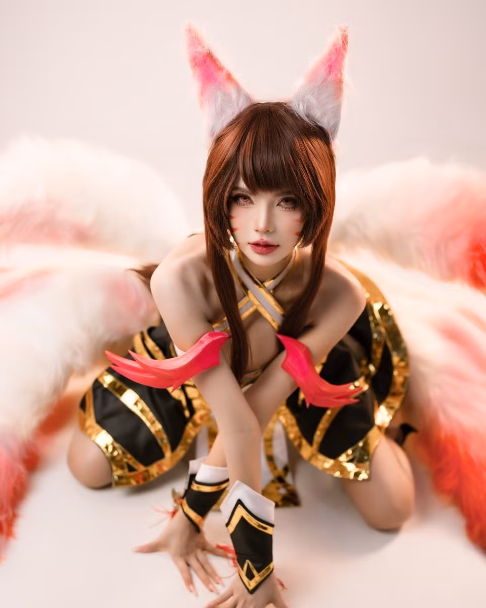 Trong loạt ảnh, Mai Dora gây ấn tượng mạnh mẽ với trang phục được đầu tư kỹ lưỡng đến từng chi tiết. Cô diện một bộ cánh cách điệu, kết hợp các tông màu trắng, đen, đỏ và vàng đồng, khéo léo khoe trọn đường cong cơ thể và vòng một gợi cảm.