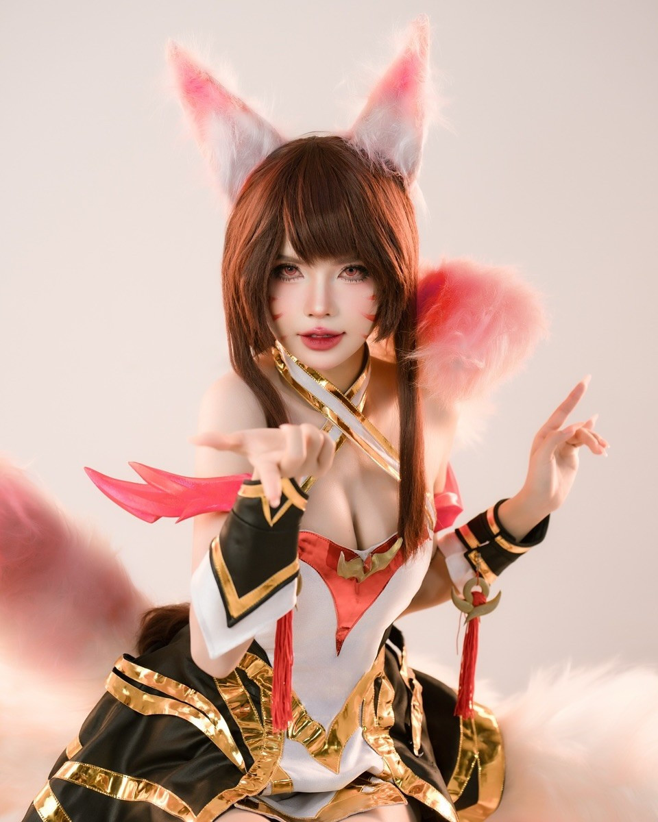 Bên cạnh đó, các phụ kiện đi kèm như đôi tai hồ ly tinh xảo, găng tay, và các chi tiết tua rua đỏ đều được chuẩn bị tỉ mỉ.