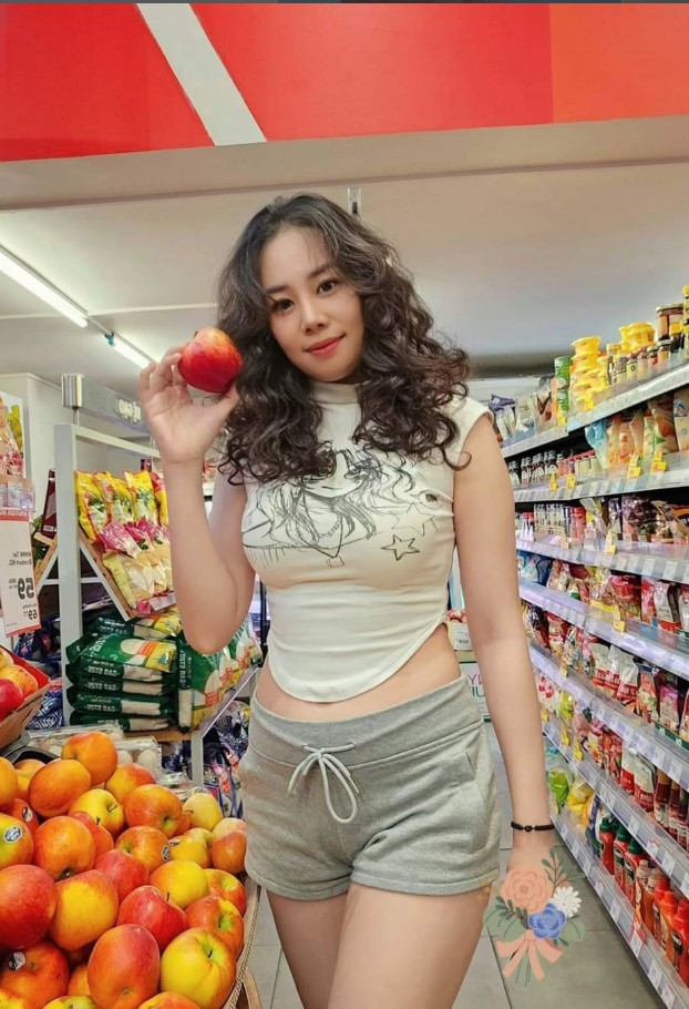 Những khoảnh khắc đời thường – từ tập luyện, du lịch đến phong cách thời trang – đều nhận được lượng tương tác cao, cho thấy sức hút riêng của “hot girl làng bắn súng”.