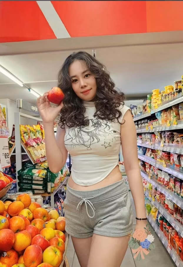 Những khoảnh khắc đời thường – từ tập luyện, du lịch đến phong cách thời trang – đều nhận được lượng tương tác cao, cho thấy sức hút riêng của “hot girl làng bắn súng”.