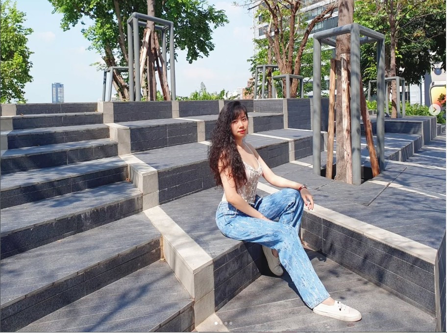 Từ bể bơi về đêm đến những khoảnh khắc đời thường, người đẹp sinh năm 1995 cho thấy một diện mạo hoàn toàn khác so với hình ảnh nghiêm túc trên trường bắn ngày nào.