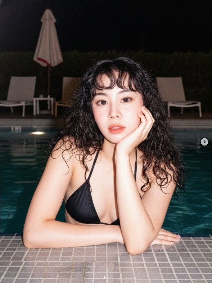 Trong loạt ảnh được chia sẻ, Lã Phi Yến gây ấn tượng bởi làn da mịn màng, gương mặt thanh tú cùng ánh nhìn cuốn hút. Kiểu tóc xoăn nhẹ kết hợp lối trang điểm trong trẻo giúp cô tôn lên nét đẹp vừa ngọt ngào vừa quyến rũ.