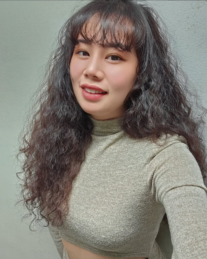 Từ hình ảnh xạ thủ bản lĩnh đến phong thái tự tin, quyến rũ của hiện tại, người đẹp chứng minh rằng thể thao không chỉ tạo nên thành tích mà còn rèn giũa một vẻ đẹp khỏe khoắn, bền bỉ theo thời gian.