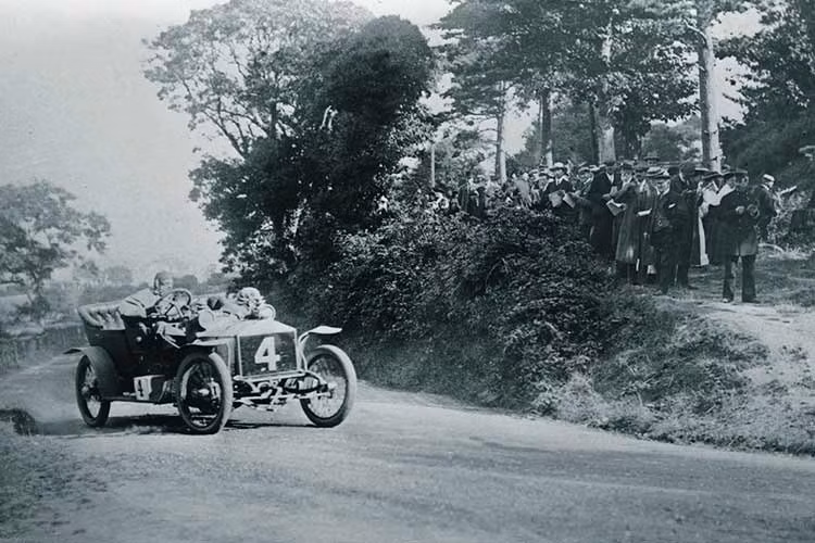 Chiến thắng của Charles Rolls tại giải đua Isle of Man Tourist Trophy năm 1906 không đơn thuần là một thành tựu thể thao, đó còn là một bài kiểm tra về khả năng phán đoán, lòng bản lĩnh và niềm tin tuyệt đối vào cỗ máy được chuẩn bị kỹ lưỡng. Phiên bản Black Badge Ghost Tourist Trophy được ra đời để vinh danh tinh thần đó.