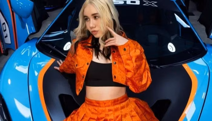 Lil Tay không ngần ngại khoe mức thu nhập “khủng” của mình, đồng thời khuyến khích các cô gái khác tham gia nền tảng trên. Nàng hot girl cũng càng gây tranh cãi hơn nữa khi thẳng thắn chia sẻ việc không quan tâm gia đình nghĩ gì và giờ đã kiếm được số tiền đủ để trang trải cho phần đời còn lại của mình.