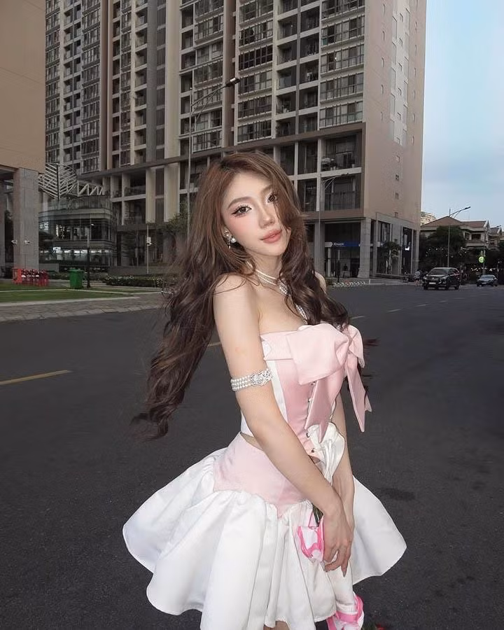 Trước đây, Đan Anh đã được biết đến như một mỹ nhân sở hữu visual ngọt ngào, gương mặt nữ tính và phong cách thời trang nhẹ nhàng, sang xinh theo kiểu "nữ chính phim thanh xuân".