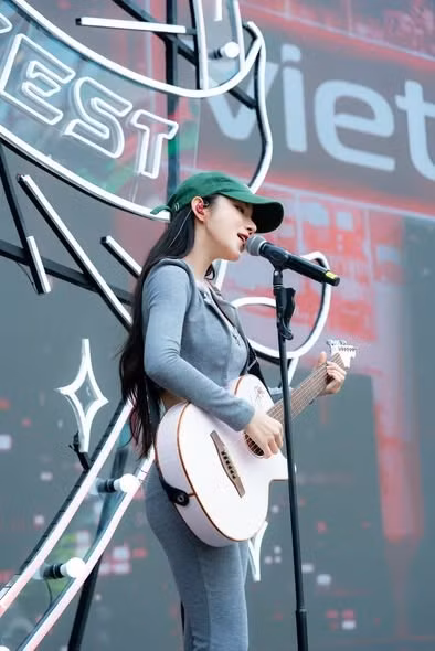 Không chỉ tài năng trong âm nhạc với khả năng sáng tác và giọng hát trong trẻo, Lyly còn sở hữu một vẻ đẹp "không góc chết" khiến người hâm mộ không ngớt lời khen ngợi.