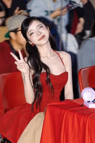 LyLy sinh năm 1996, cô được biết đến là một ca sĩ, nhạc sĩ, đứng sau loạt hit như: Anh nhà ở đâu thế, Đen đá không đường, Sao anh chưa về nhà (Amee), Không sao mà em đây rồi (Suni Hạ Linh), Missing you (Phương Ly)...