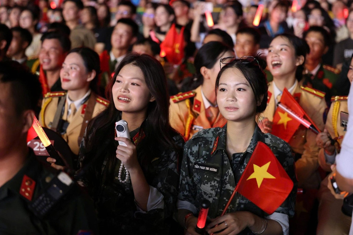 Nữ chiến sĩ tham gia chương trình V-Concert Rạng rỡ Việt Nam. Ảnh: Thông tin Bộ Tư lệnh Cảnh sát cơ động.