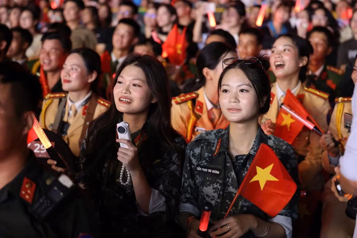 Nữ chiến sĩ tham gia chương trình V-Concert Rạng rỡ Việt Nam. Ảnh: Thông tin Bộ Tư lệnh Cảnh sát cơ động.