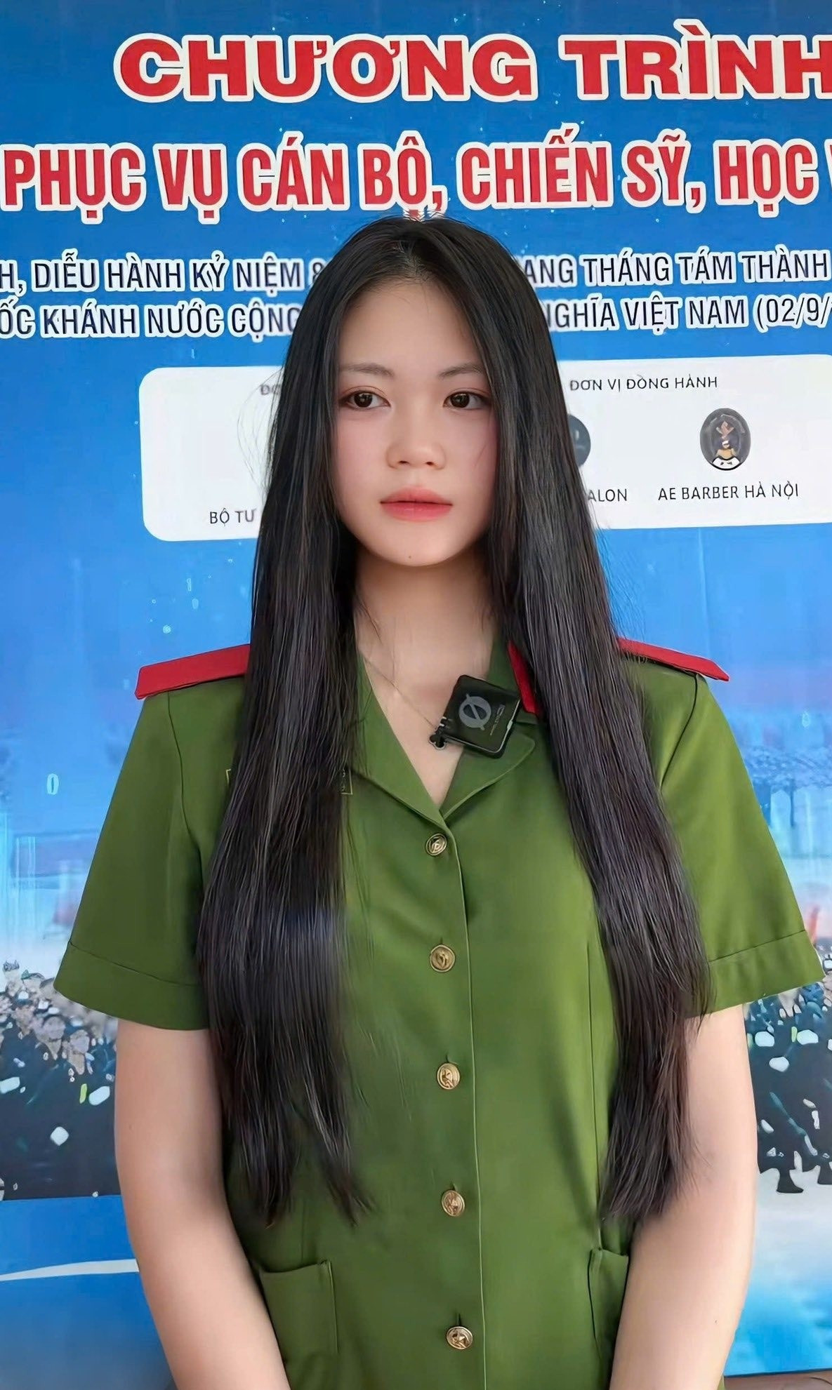 Nữ chiến sĩ xuất hiện trong video là Trần Phan Thu Hương (sinh năm 2005), quê ở Phú Thọ (Vĩnh Phúc cũ), học viên Trường Cao đẳng Cảnh sát Nhân dân 1. Cô nàng đang tham gia huấn luyện diễu binh, diễu hành phục vụ lễ kỷ niệm 80 năm Cách mạng Tháng Tám và Quốc khánh 2/9. Cô gái 20 tuổi thuộc khối nữ Cảnh sát đặc nhiệm. Ảnh: FBNV