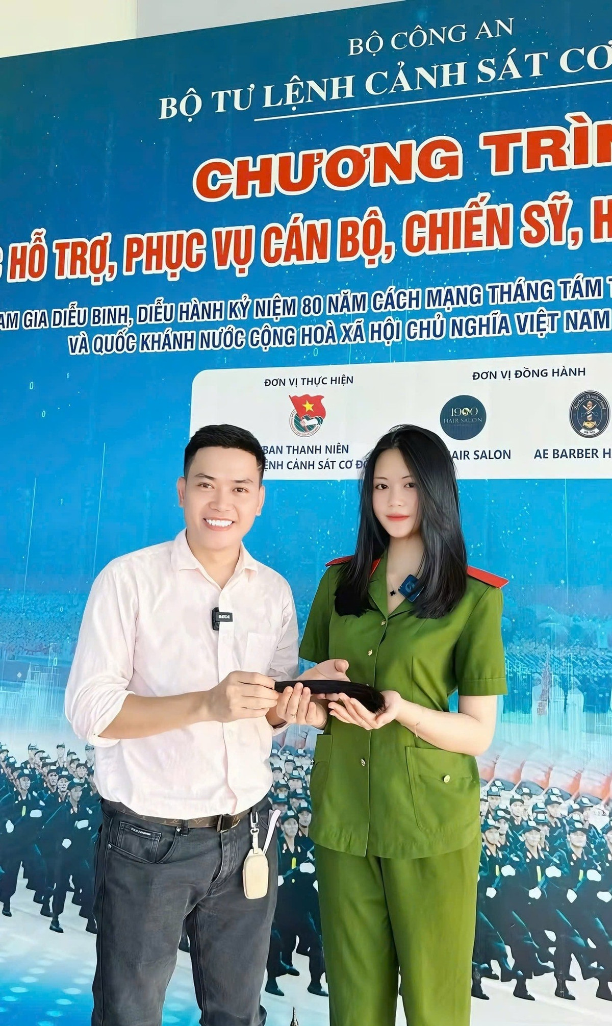 Cách đây ít ngày, Thu Hương đăng kí hiến tóc dành tặng cho các bệnh nhân ung thư tại một chương trình do Sở Chỉ huy diễu binh, diễu hành A80 phối hợp thực hiện cùng một salon tóc. Ảnh: FBNV