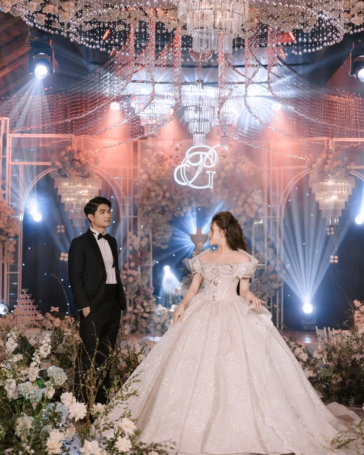 Khi cư dân mạng hỏi về chi phí cho đám cưới này, Huỳnh Giao trả lời rằng mình sẽ kiểm tra lại và chia sẻ sau vì không thể nhớ hết được.