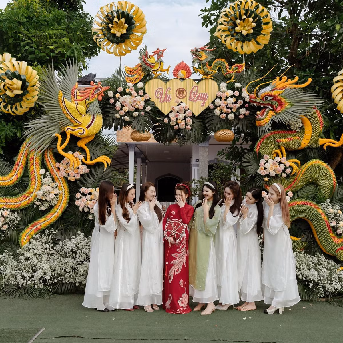 Ngoài món quà này, Huỳnh Phát - Huỳnh Giao còn được tặng thêm 2 tỷ tiền mặt, nhiều trang sức bằng vàng và kim cương.