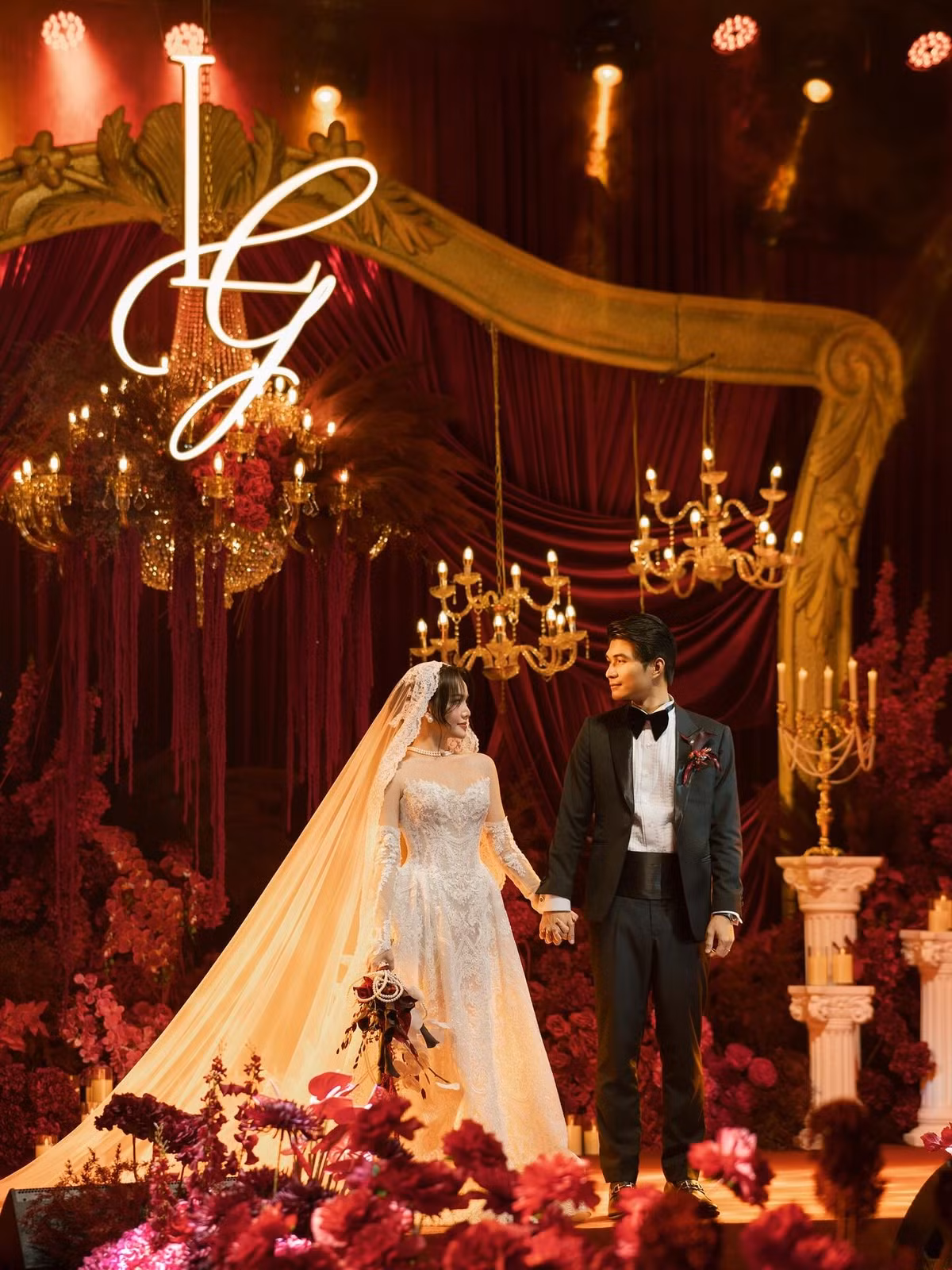 Mới nhất, Huỳnh Giao và chồng - Huỳnh Phát bất ngờ tổ chức lễ cưới lần thứ 2 với sự chứng kiến của gia đình, bạn bè thân thiết. “Cưới lần thứ 2 nhưng cùng chú rể cùng Giao nha!” - cô nàng chia sẻ.