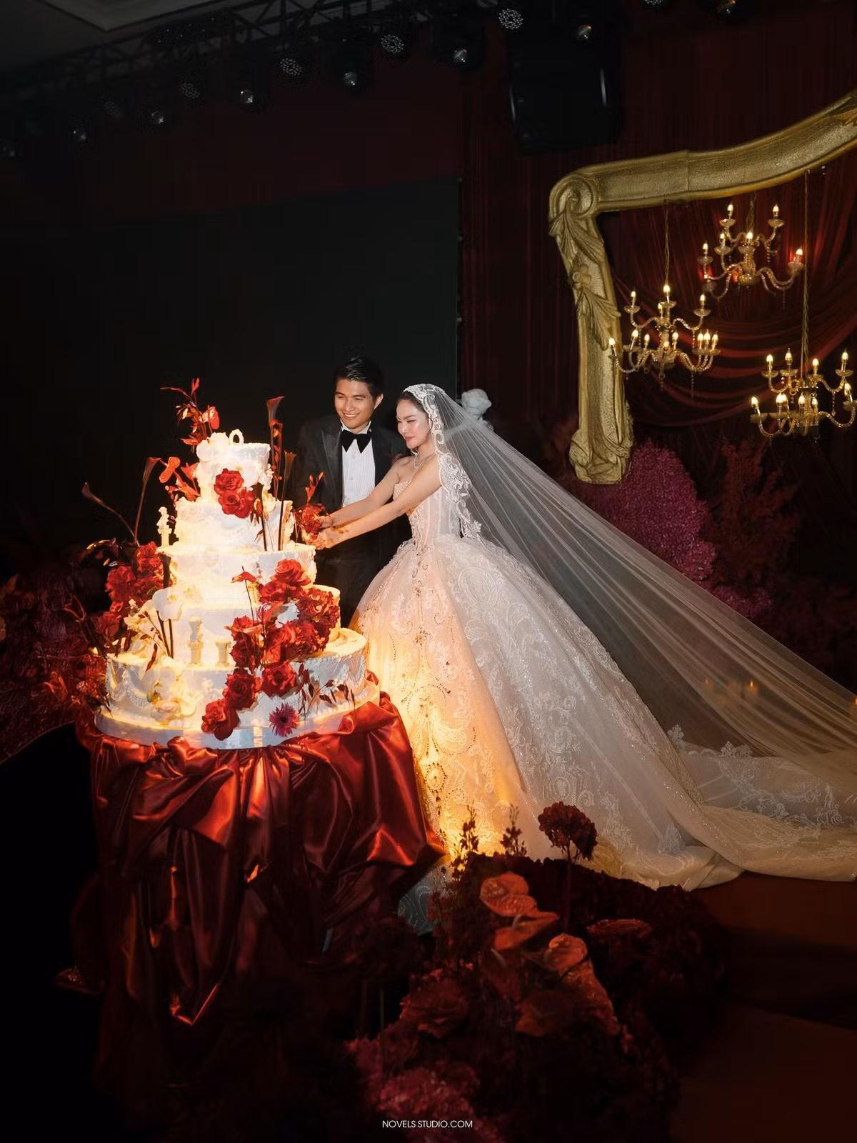 Theo chia sẻ của Huỳnh Giao, đây là tiệc cưới mang phong cách riêng của cô, mang tone màu đỏ.