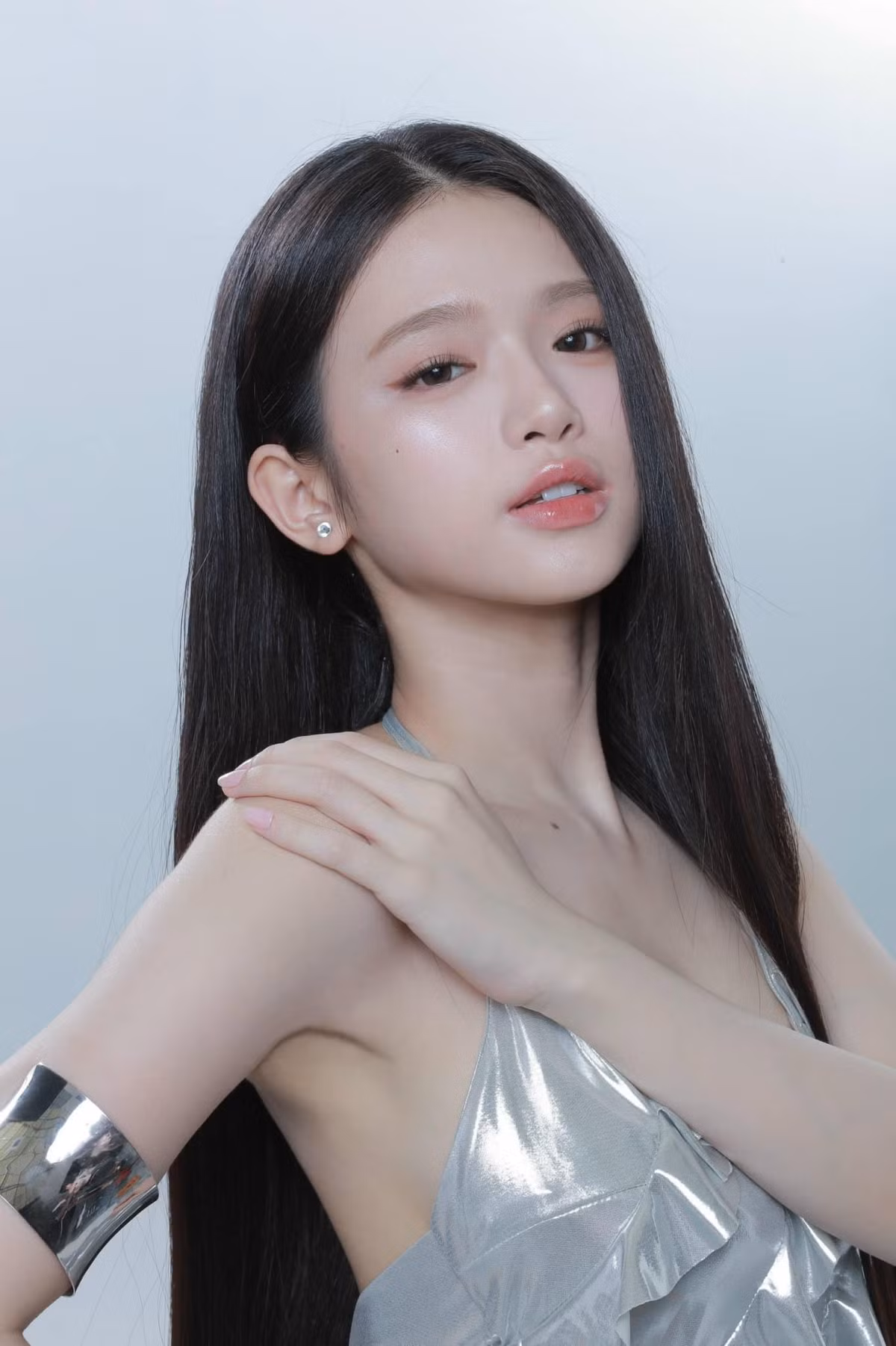 Dù vậy, sau nhiều năm, Linh Ka đã cho thấy sự thay đổi rõ rệt. Cô dần trưởng thành hơn trong cả suy nghĩ lẫn hình ảnh. Năm 2019, Linh Ka quyết định Nam tiến để phát triển sự nghiệp nghệ thuật. Cô thử sức mình ở nhiều vai trò khác nhau như người mẫu ảnh, diễn viên và đặc biệt là ca sĩ.