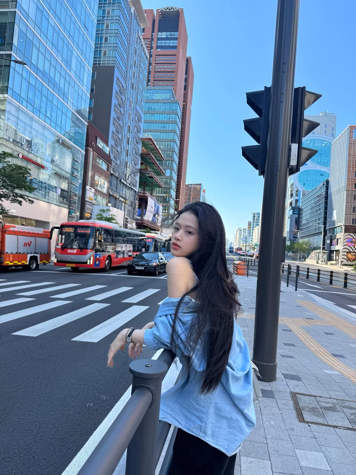 Dẫu vậy, Linh Ka cũng nhanh chóng có động thái "tự chỉnh" bản thân. Cô quyết định xóa/ ẩn bài đăng trên nền tảng đồng thời không bình luận gì thêm.