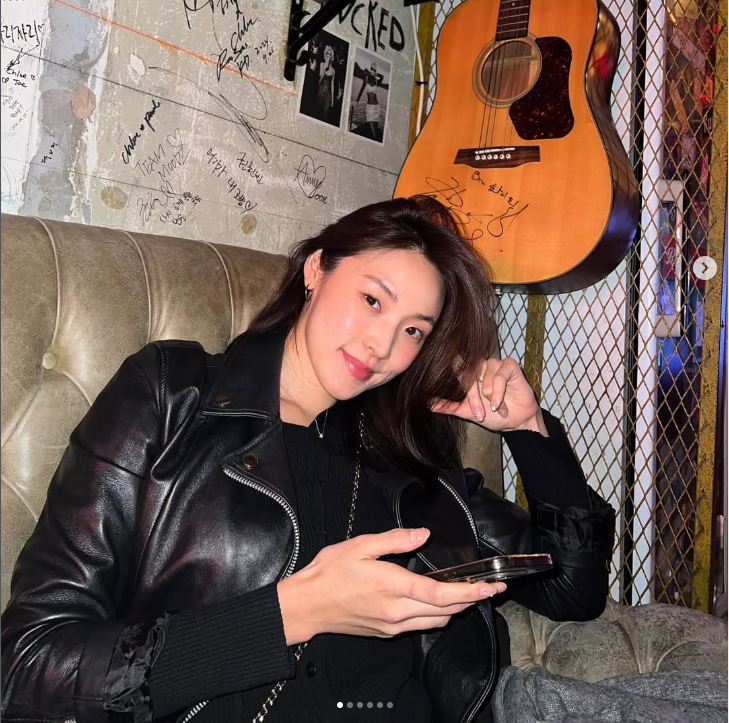 Trong lần xuất hiện đầu tiên, Mina Sue diện chiếc váy vàng của Zara có giá khoảng 59.000 won (40 USD), kết hợp với trang sức Van Cleef &amp; Arpels trị giá 20,9 triệu won (14.200 USD) - một sự tương phản khiến người xem tự hỏi liệu cô có "sinh ra đã ngậm thìa vàng" hay không.