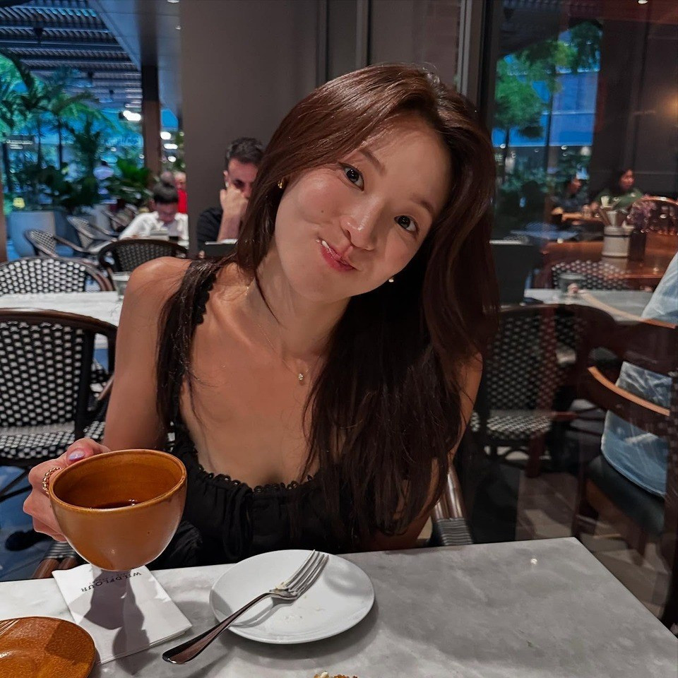 Choi Mina Sue (26 tuổi), Hoa hậu Trái đất 2022, là nhân vật gây ra nhiều tranh cãi trong show thực tế về hẹn hò Địa ngục độc thân (Single's Inferno).