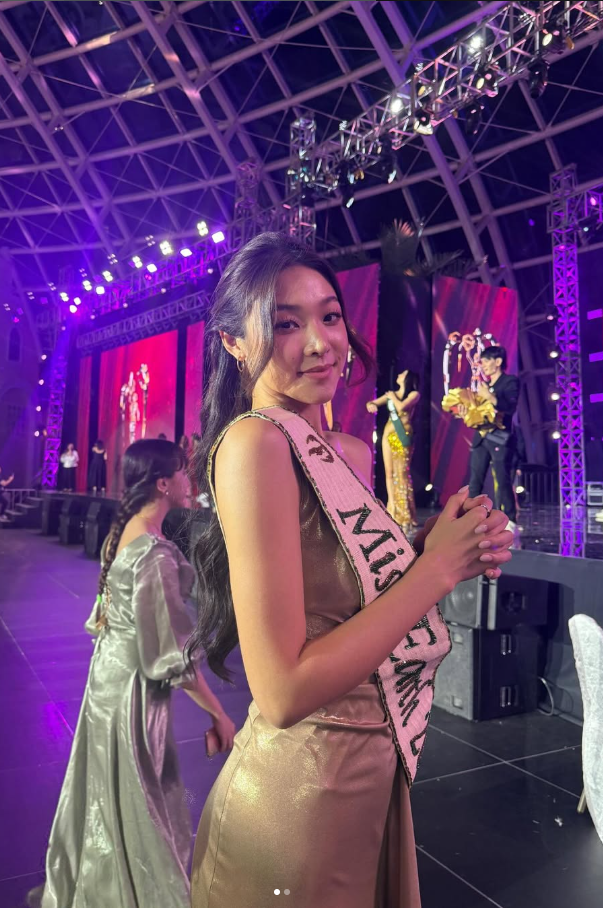 Thực tế, Mina được tiết lộ là con nhà giàu thế hệ thứ 3, từng sống ở nhiều quốc gia là Australia, Mỹ, Canada và Trung Quốc.