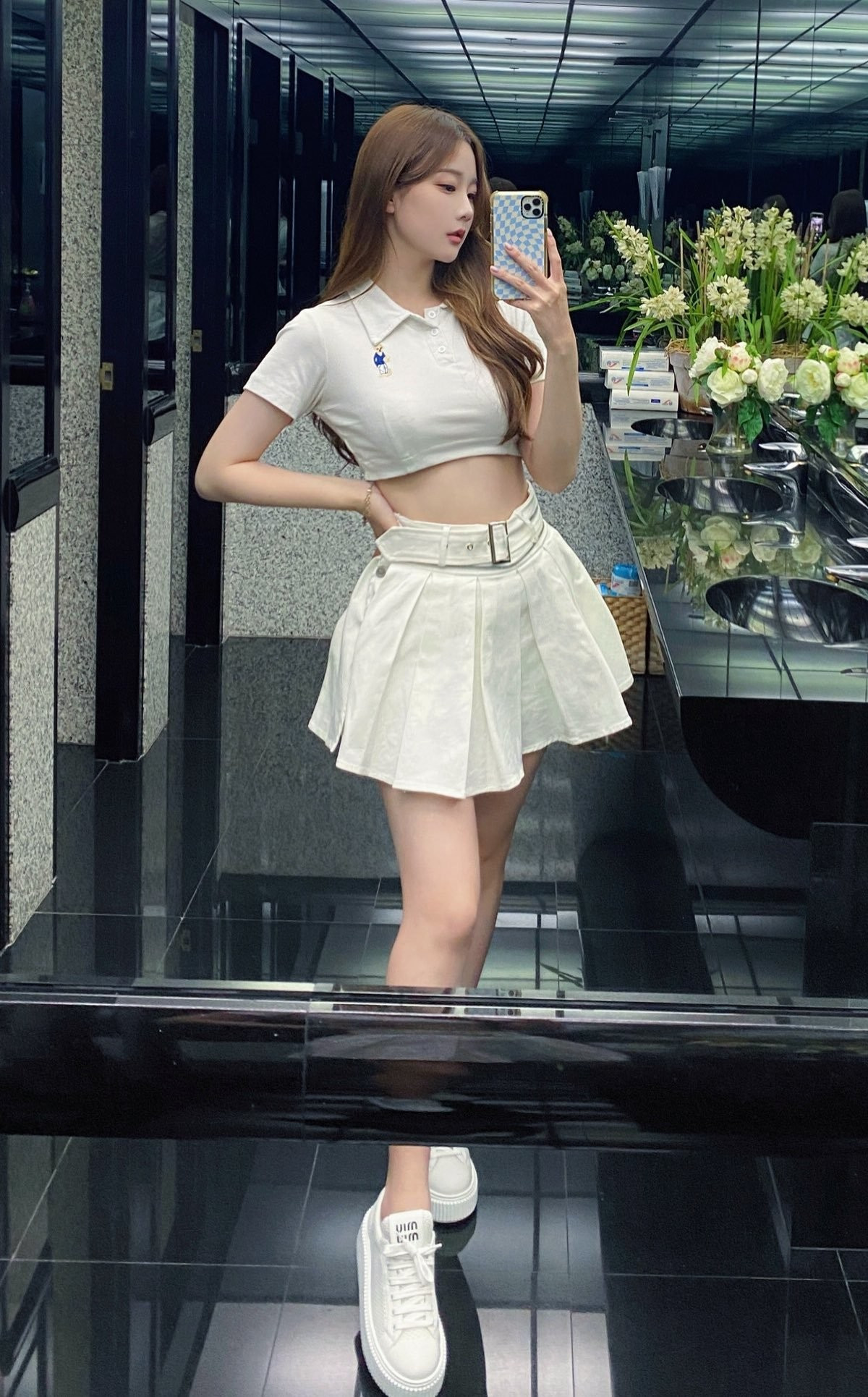 Trong tương lai, có thể fan của nữ MC xinh đẹp sẽ còn được cô nàng gửi đến những bức ảnh nóng bỏng hơn nữa.