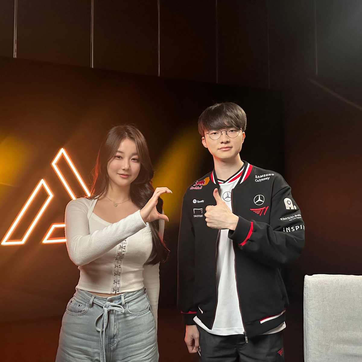 Tại giải đấu EWC 2025 trên đất Ả Rập, Kitty là MC chính và đã hoàn thành nhiệm vụ xuất sắc. Đặc biệt, vóc dáng và nhan sắc của nữ MC cũng trở thành tâm điểm chú ý và nhận được nhiều lời khen ngợi từ cộng đồng LMHT.