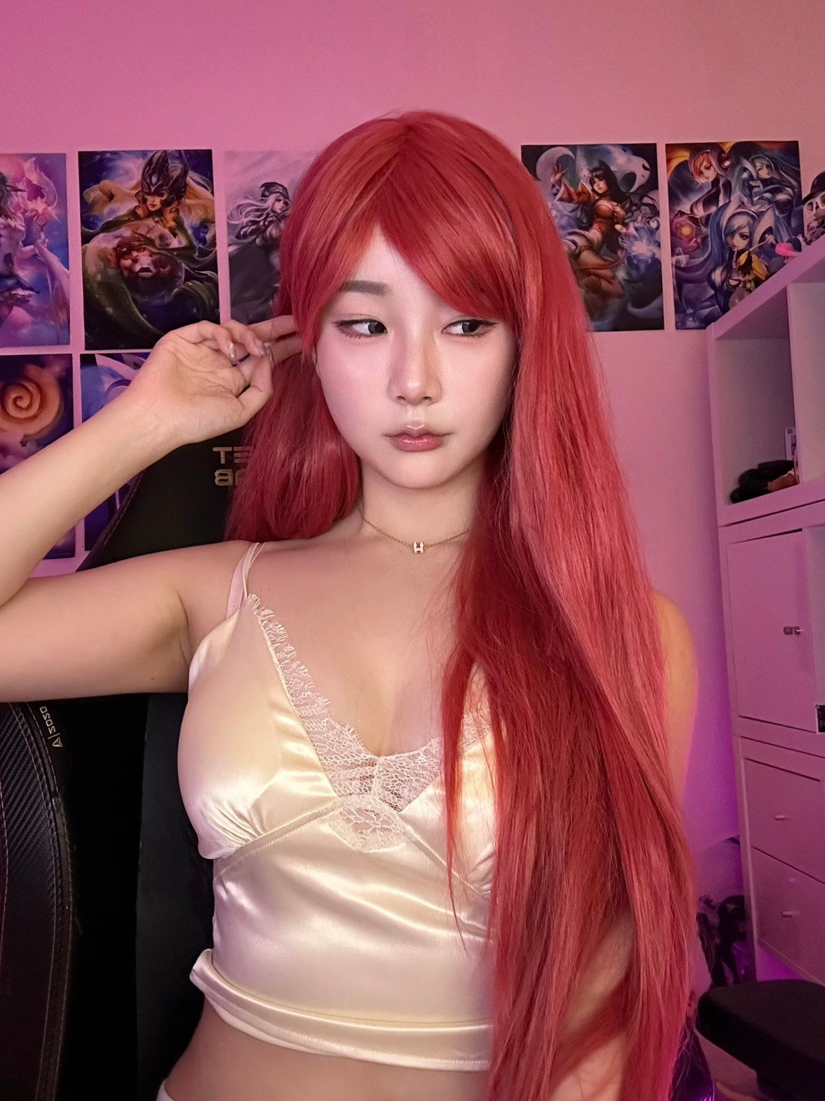 Cho ai chưa biết, Kitty ngoài công việc là MC/bình luận viên thì cô còn là cosplayer không chuyên. Những trang phục hóa trang của hot girl luôn khoe khéo thế mạnh hình thể và giúp cô thêm thu hút sự chú ý của người hâm mộ.