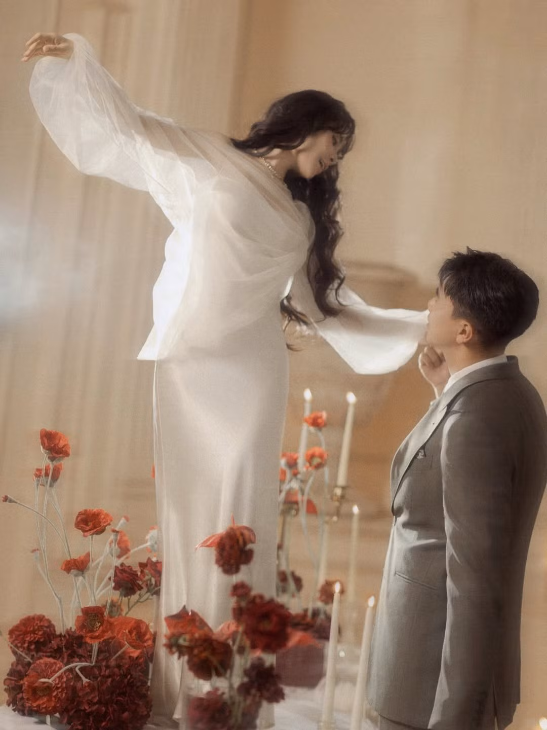 Doanh nhân Văn Quỳnh, dù bận rộn với công việc, luôn dành thời gian và sự ủng hộ tuyệt đối cho sự nghiệp của vợ. Anh không chỉ là người chồng mà còn là người bạn đồng hành, người quản lý và là khán giả trung thành nhất của cô.