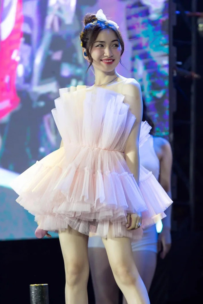 Các tông màu tươi sáng như trắng, hồng pastel hay đỏ đô thường xuyên được Hòa Minzy lựa chọn nhằm làm nổi bật làn da trắng và phong cách trẻ trung.