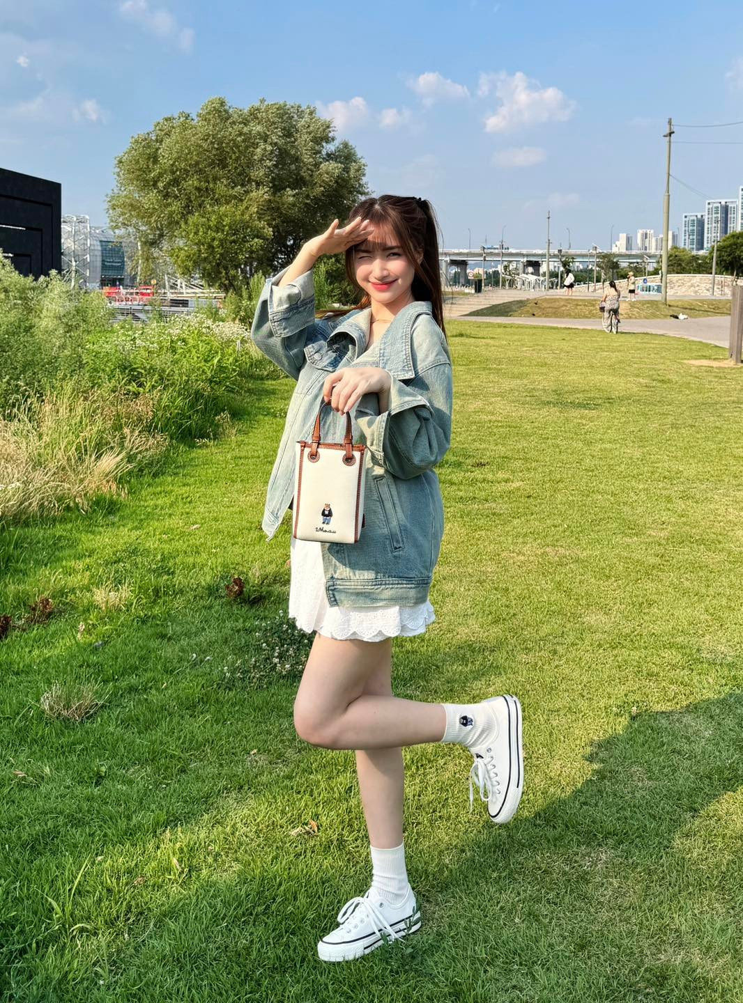 Có khán giả còn cho rằng “Hòa Minzy đúng là minh chứng cho việc chiều cao khiêm tốn vẫn có thể mặc đẹp, chỉ cần biết chọn kiểu phù hợp”. (Ảnh FBNV)