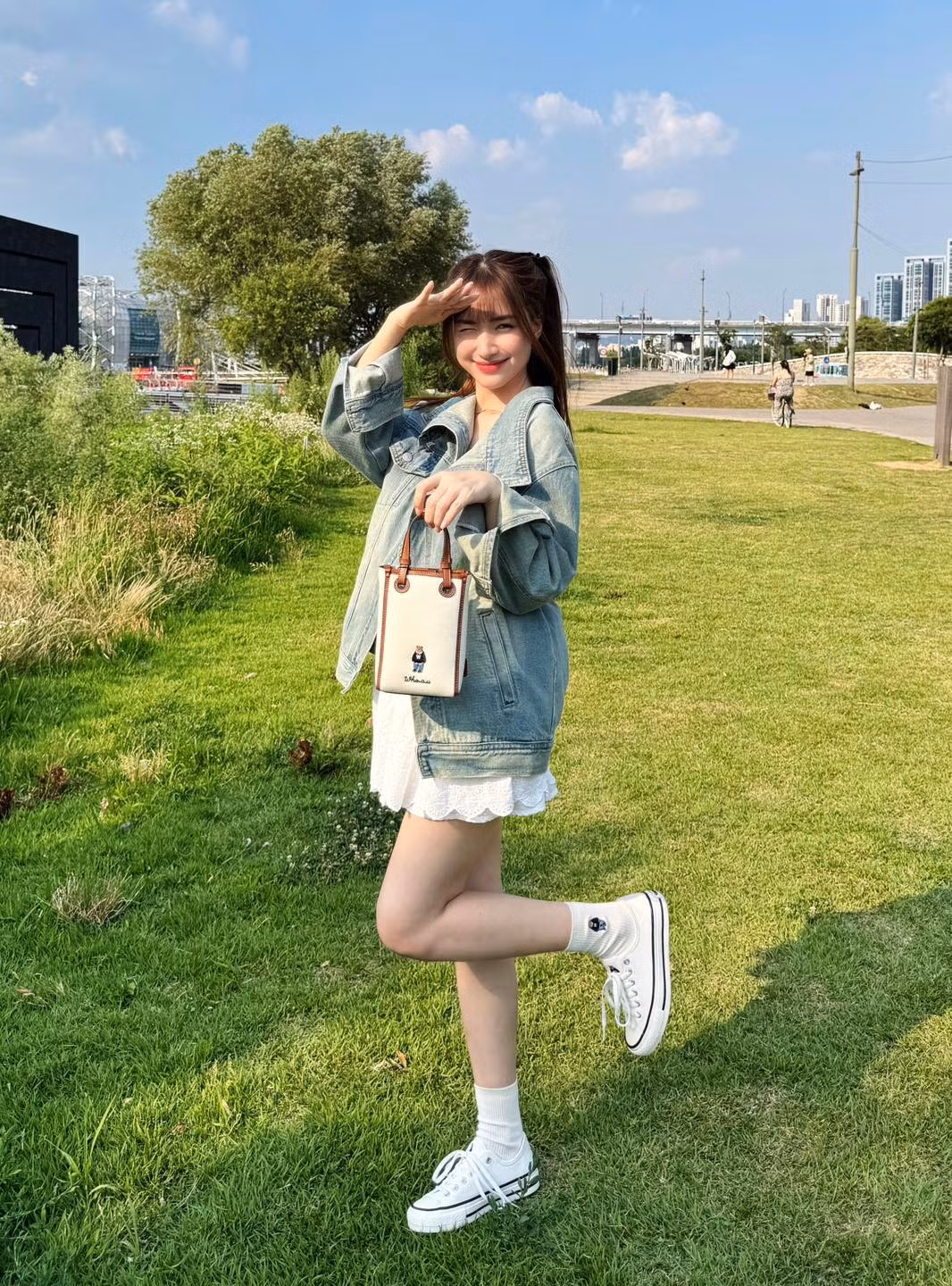 Có khán giả còn cho rằng “Hòa Minzy đúng là minh chứng cho việc chiều cao khiêm tốn vẫn có thể mặc đẹp, chỉ cần biết chọn kiểu phù hợp”. (Ảnh FBNV)