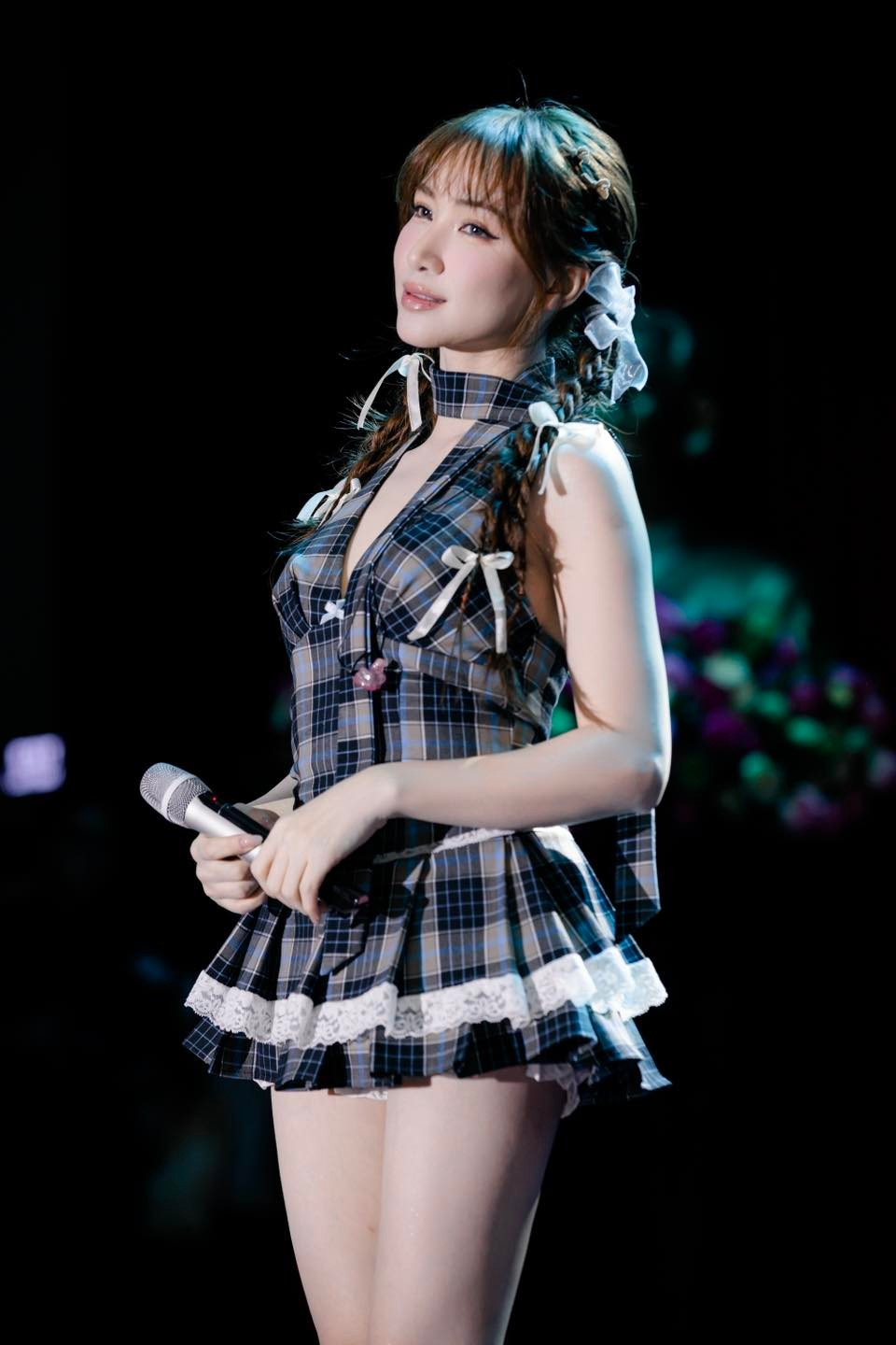 Mỗi lần xuất hiện, Hòa Minzy đều khiến người hâm mộ phải “đứng hình” vì ngoại hình ngày càng rạng rỡ và phong cách thời trang được định hình rõ nét là trẻ trung, nữ tính nhưng vẫn đầy tự tin và cuốn hút.