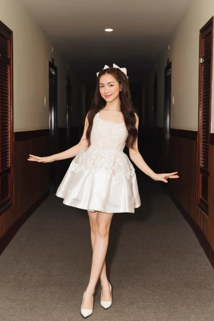 Có thể thấy, dù không thuộc tuýp người mẫu với chiều cao lý tưởng, Hòa Minzy vẫn khẳng định được vị thế trong làng giải trí Việt bằng gu thời trang thông minh, tinh tế và phù hợp.