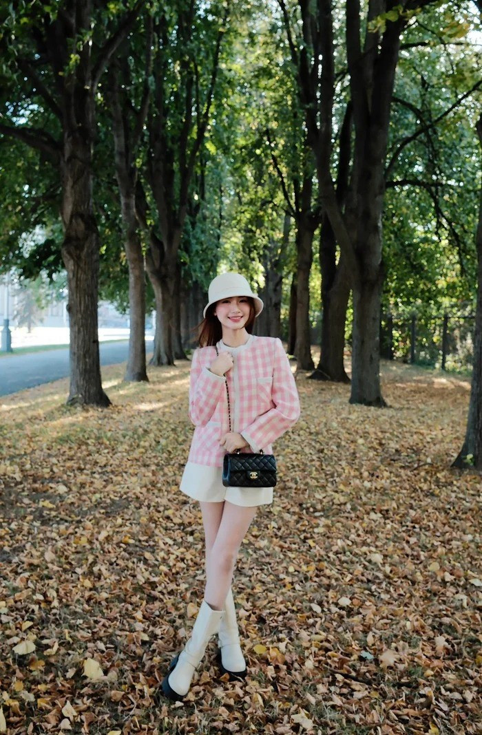 Dù sở hữu chiều cao khiêm tốn chỉ 1m55, Hòa Minzy vẫn chứng minh sức hút riêng biệt nhờ gu thời trang tinh tế và khả năng “ăn gian” dáng cực khéo.