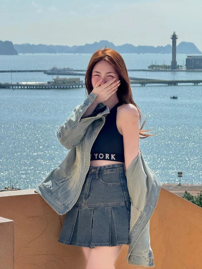 Trong những hình ảnh gần đây, nữ ca sĩ chọn diện mẫu váy ngắn cũn, tôn đôi chân thon và tỉ lệ cơ thể cân đối. Thiết kế đơn giản nhưng vừa vặn giúp Hòa Minzy trở nên nổi bật mà không cần cầu kỳ.