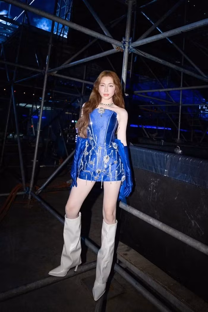 Không chỉ trong đời thường, trên sân khấu ca nhạc, Hòa Minzy cũng trung thành với những mẫu váy ngắn, bó sát hoặc xòe nhẹ để dễ dàng di chuyển, đồng thời tạo hiệu ứng tôn dáng khi lên hình.