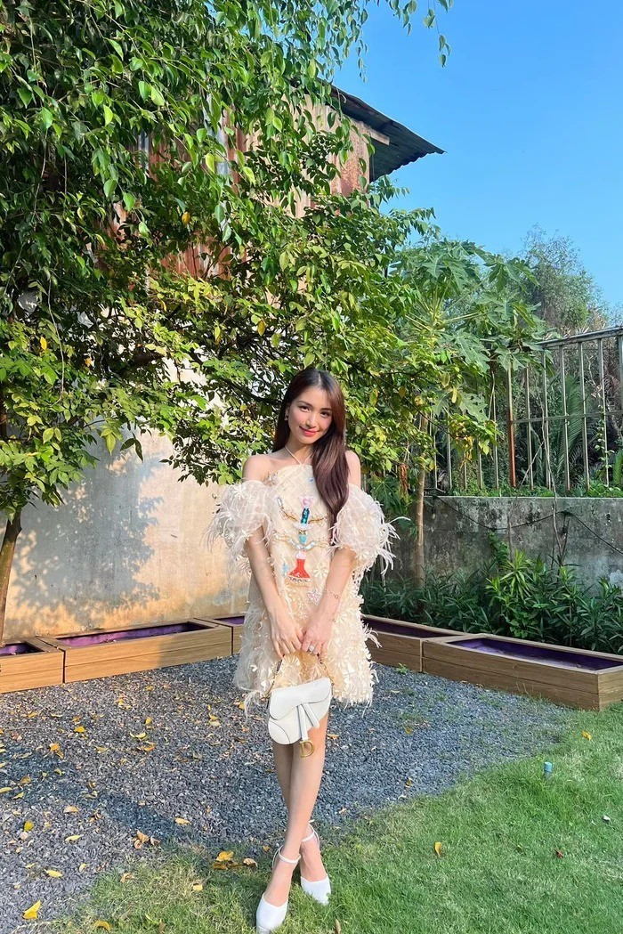 Mỗi lần xuất hiện, bạn thân cầu thủ Văn Toàn đều khiến người hâm mộ ngỡ ngàng với hình ảnh trẻ trung, tươi mới và vóc dáng nuột nà đáng ngưỡng mộ.