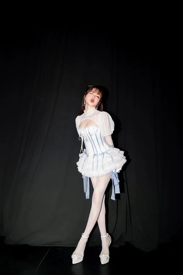 Đường may tinh tế cùng kiểu dáng xòe nhẹ mang lại cảm giác năng động, dễ thương, đúng với hình ảnh mà Hòa Minzy theo đuổi suốt thời gian qua.