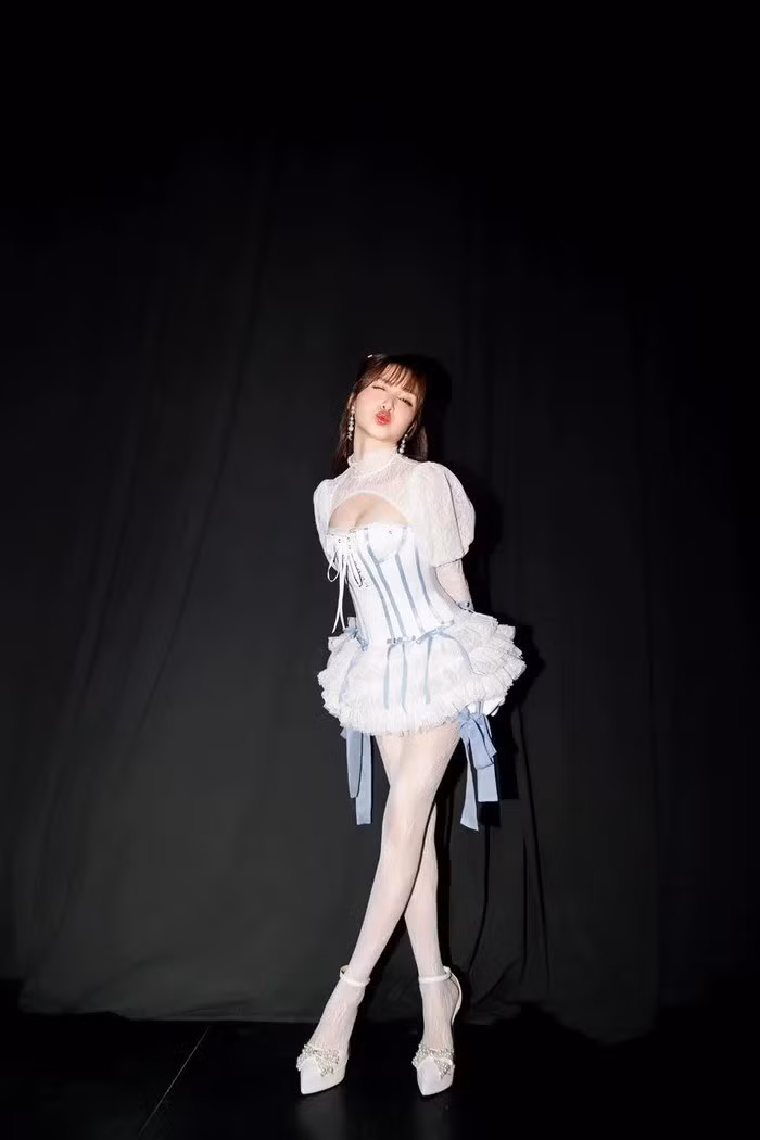 Đường may tinh tế cùng kiểu dáng xòe nhẹ mang lại cảm giác năng động, dễ thương, đúng với hình ảnh mà Hòa Minzy theo đuổi suốt thời gian qua.