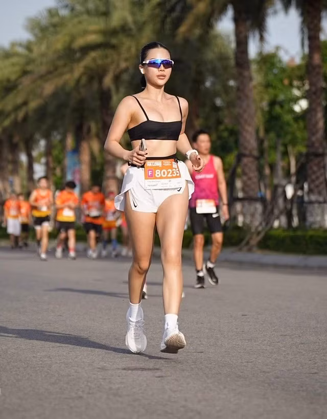 Những lời chỉ trích này hướng về "hot girl phòng gym" nhanh chóng lan truyền trên các diễn đàn mạng xã hội, khiến cô nàng trở thành tâm điểm của dư luận. Nhiều người cho rằng cô nàng lợi dụng một giải chạy chuyên nghiệp để "câu view".